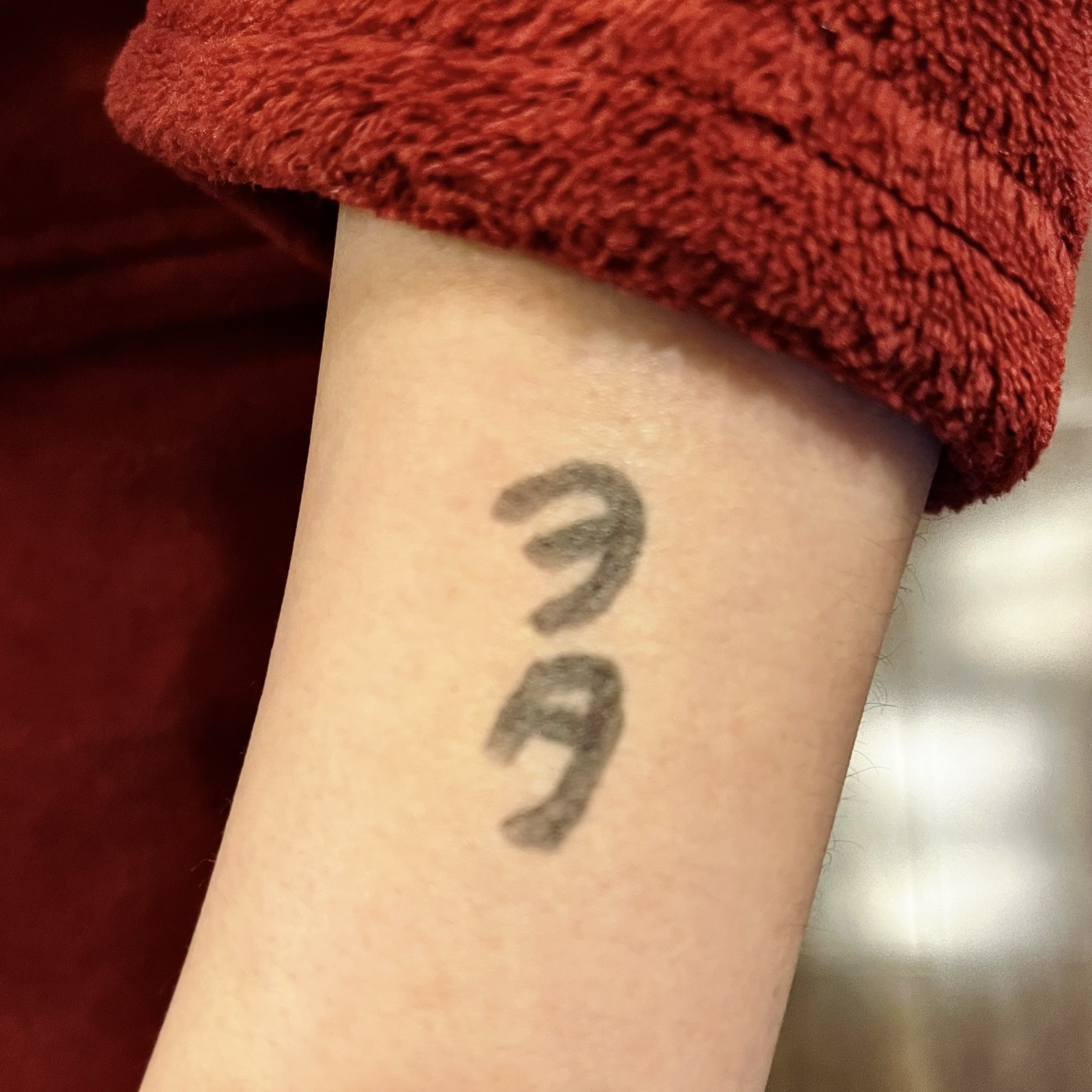 ムーンテッド（MoonTed）の日記より、腕に描いた「ヲタ」の文字