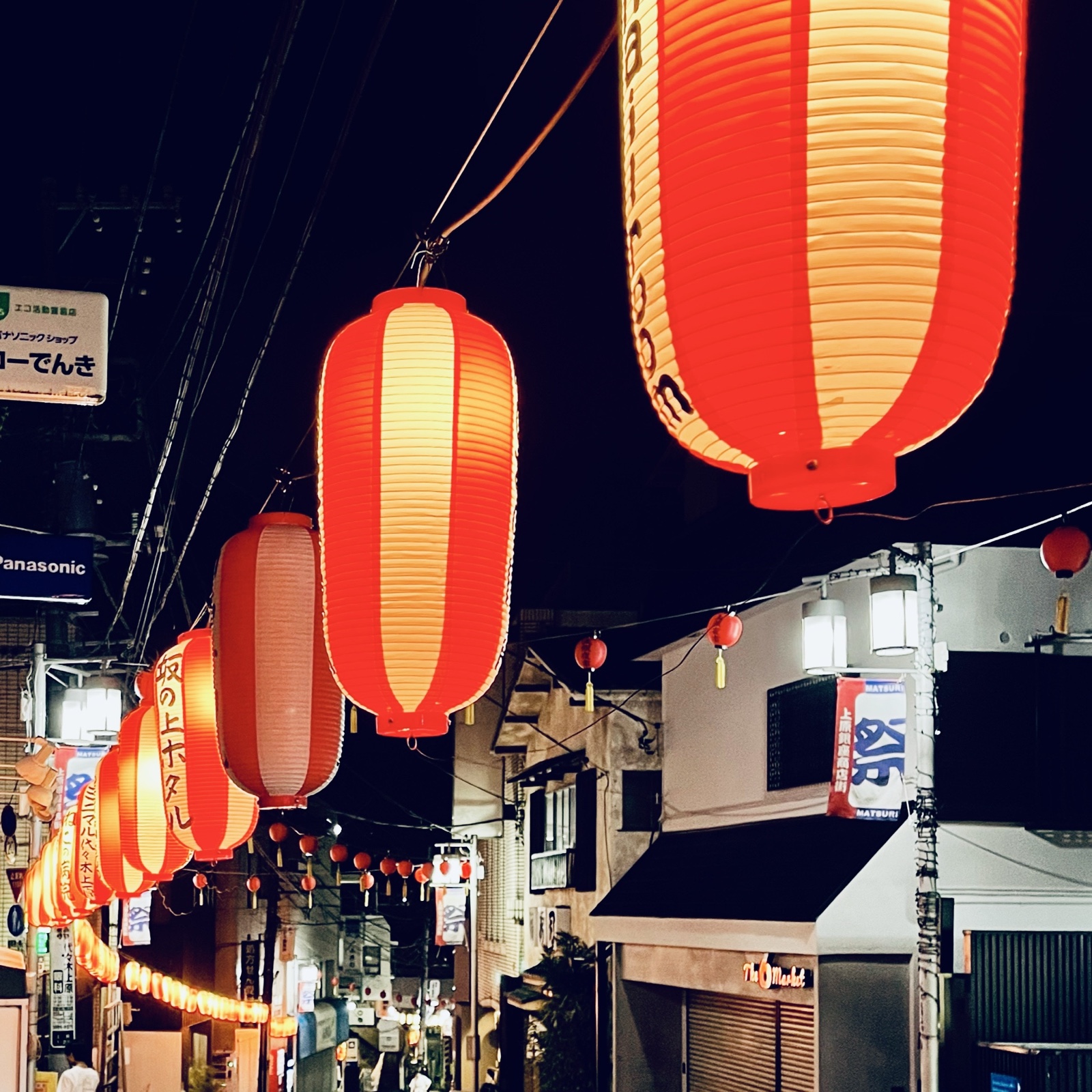 ムーンテッド（MoonTed）の日記より、夜の商店街に連なる提灯の行列