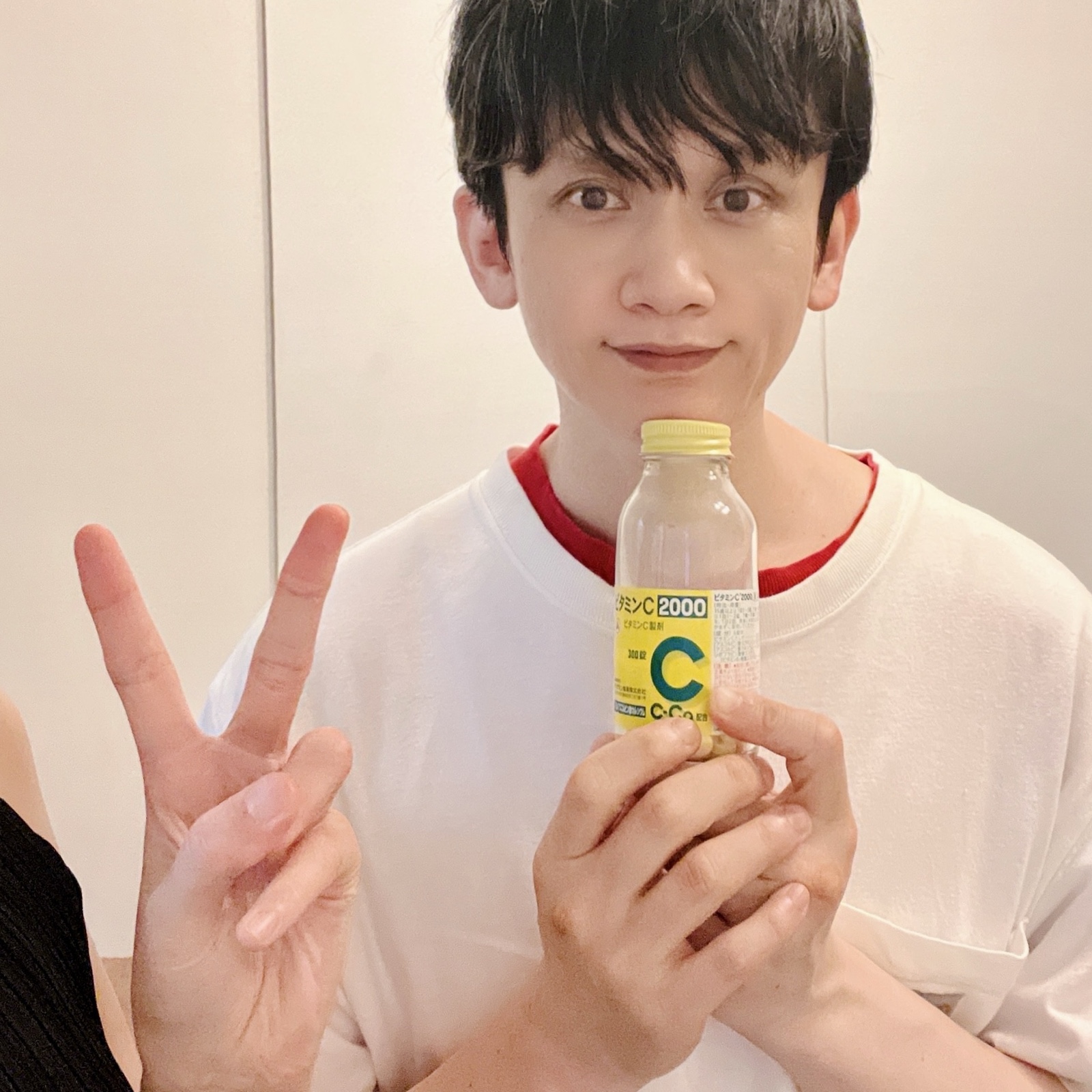 ムーンテッド(MoonTed)の日記より、ビタミンC2000のドリンクを手にするムーンテッド(MoonTed)のセラピストAKI。横からピースサイン