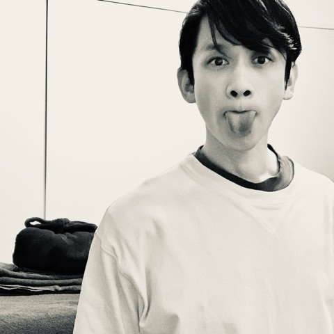 MoonTed Diary: Therapist AKI sticking out the tongue in a black-and-white photo, folded towels on the treatment bed behind