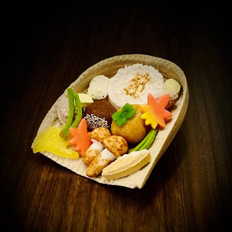 ムーンテッド（MoonTed）の日記より、豊島屋の干菓子「鎌倉の彩・紅葉」。箕（み）をかたどった器に、紅葉やきのこ、柿などをかたどった色とりどりの干菓子が、懐石料理のように盛り付けられている。