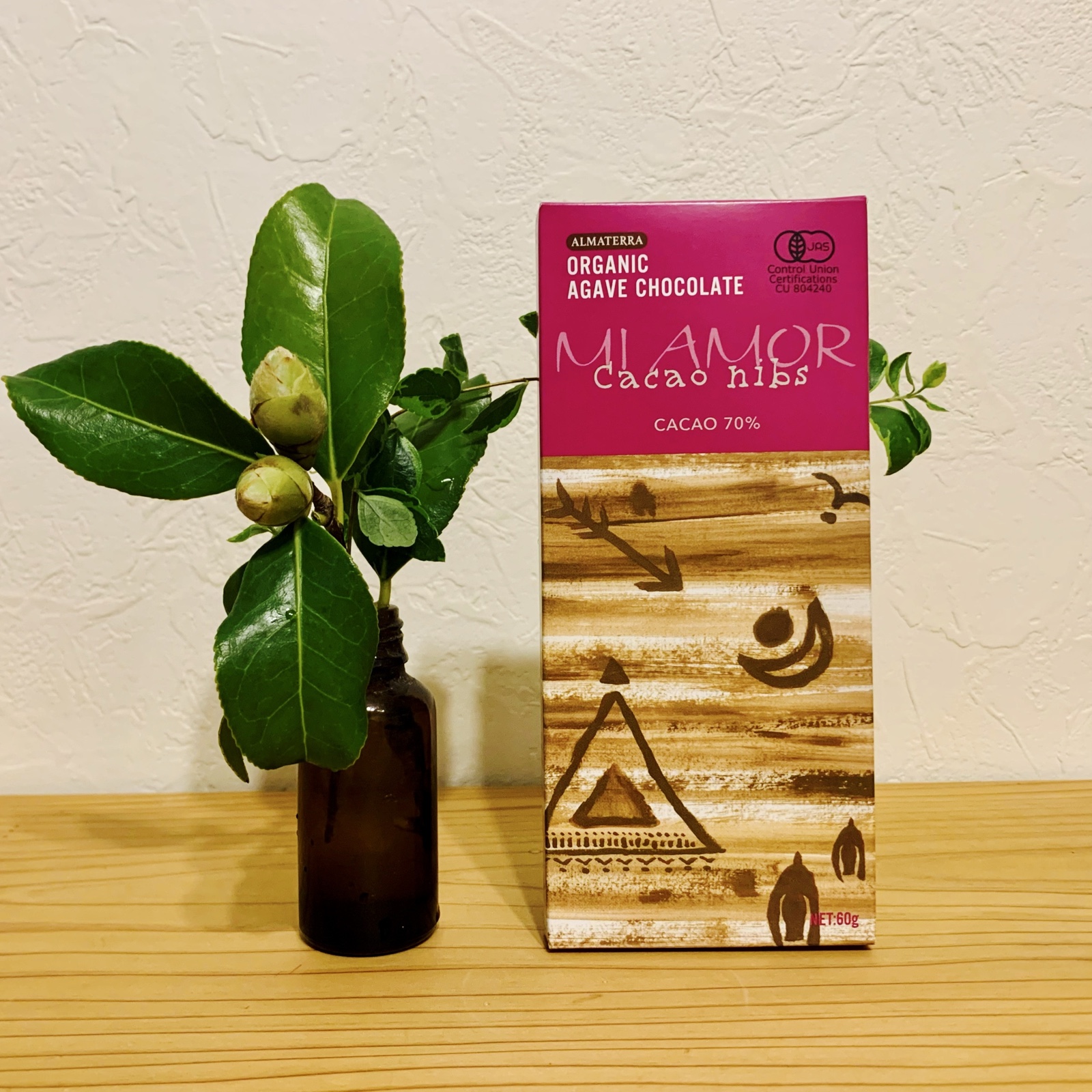 ムーンテッド(MoonTed)の日記より、アルマテラの有機アガベチョコレート「MI AMOR cacao nibs」。横に遮光瓶に挿した枝葉