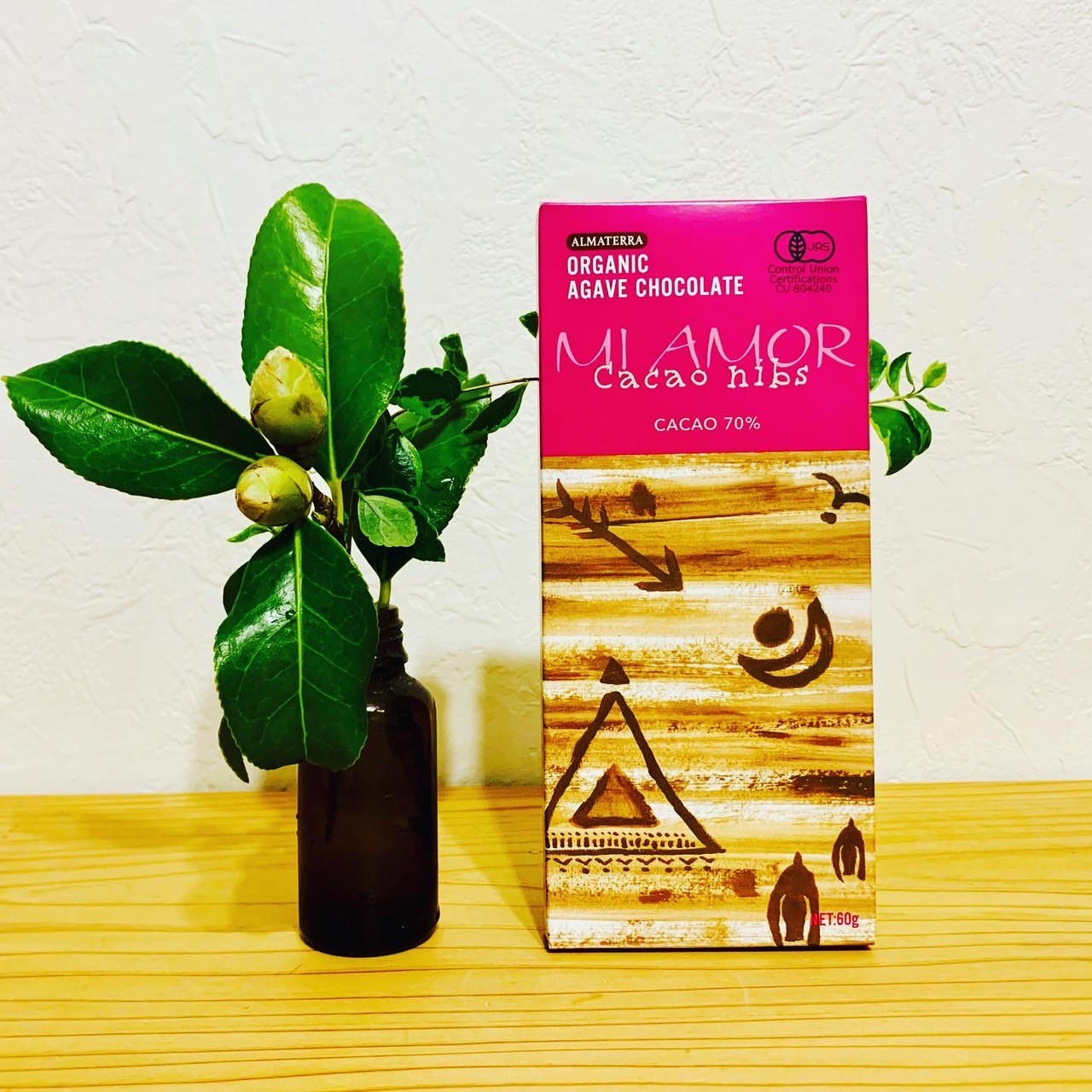 ムーンテッド（MoonTed）の日記より、アルマテラの有機アガベチョコレート「MI AMOR cacao nibs」。横に遮光瓶に挿した枝葉