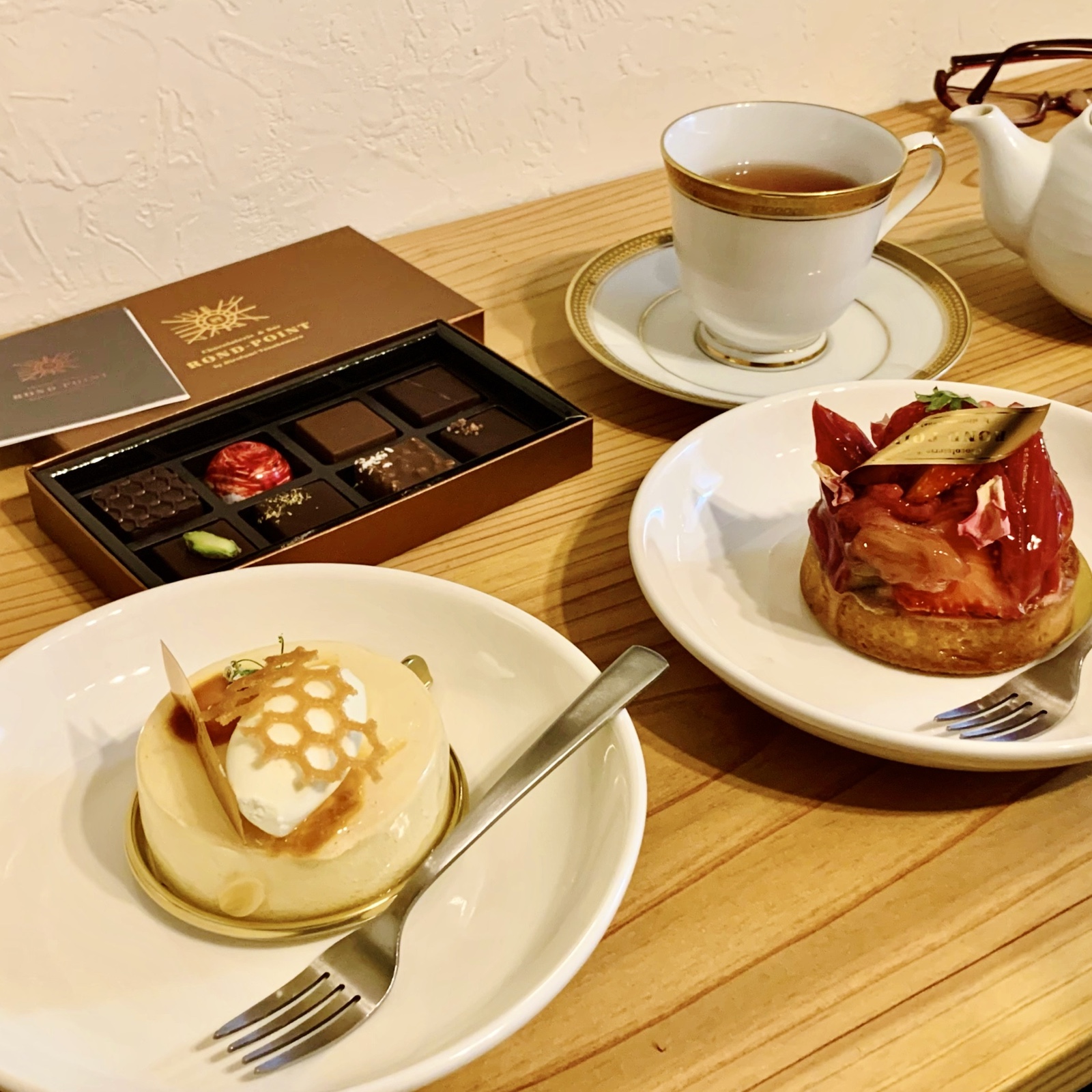 ムーンテッド(MoonTed)の日記より、ロン・ポワンのケーキ2つとボンボンショコラの箱、紅茶のカップ