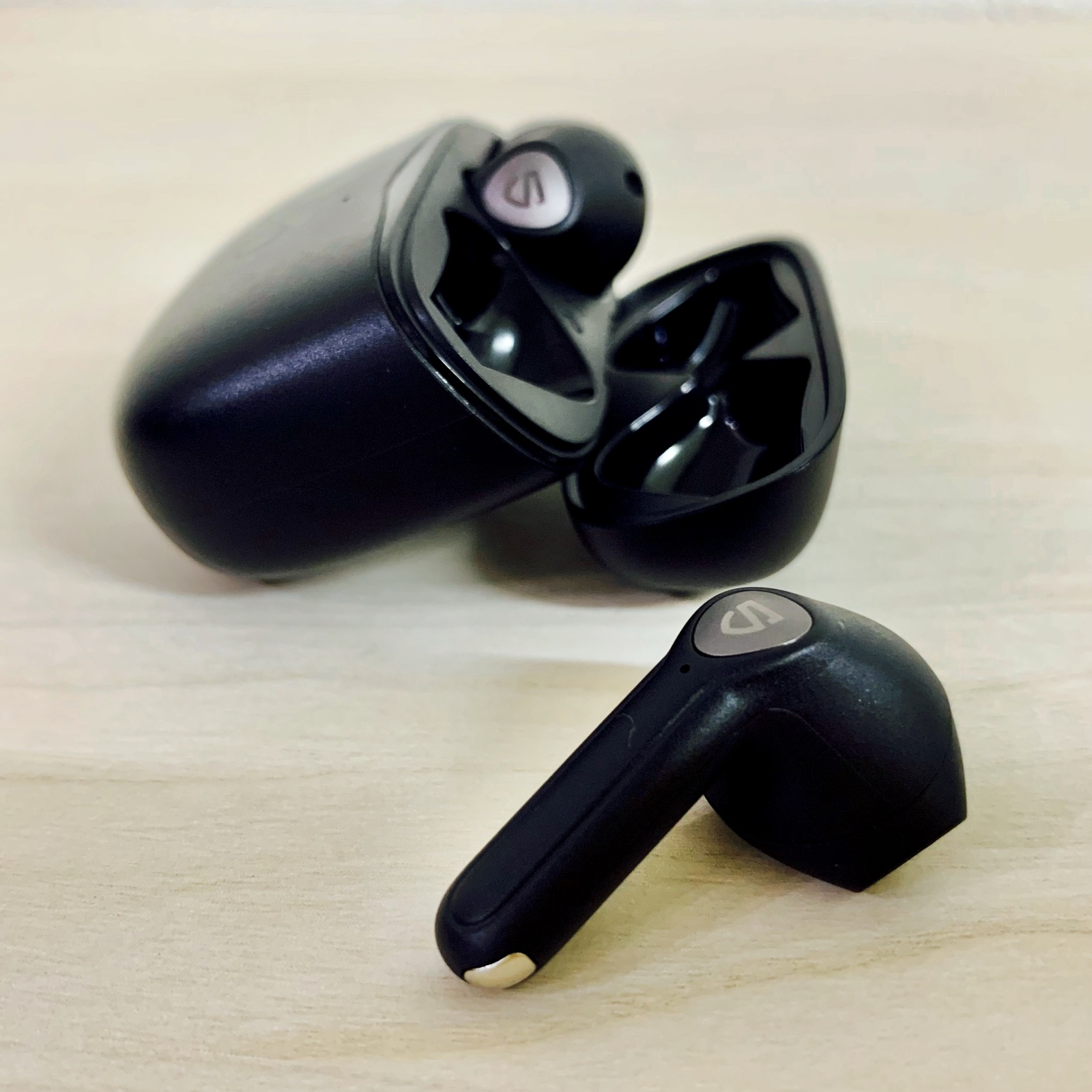 ムーンテッド(MoonTed)の日記より、SoundPEATS Air3のワイヤレスイヤホンと、ふたの開いた充電ケース