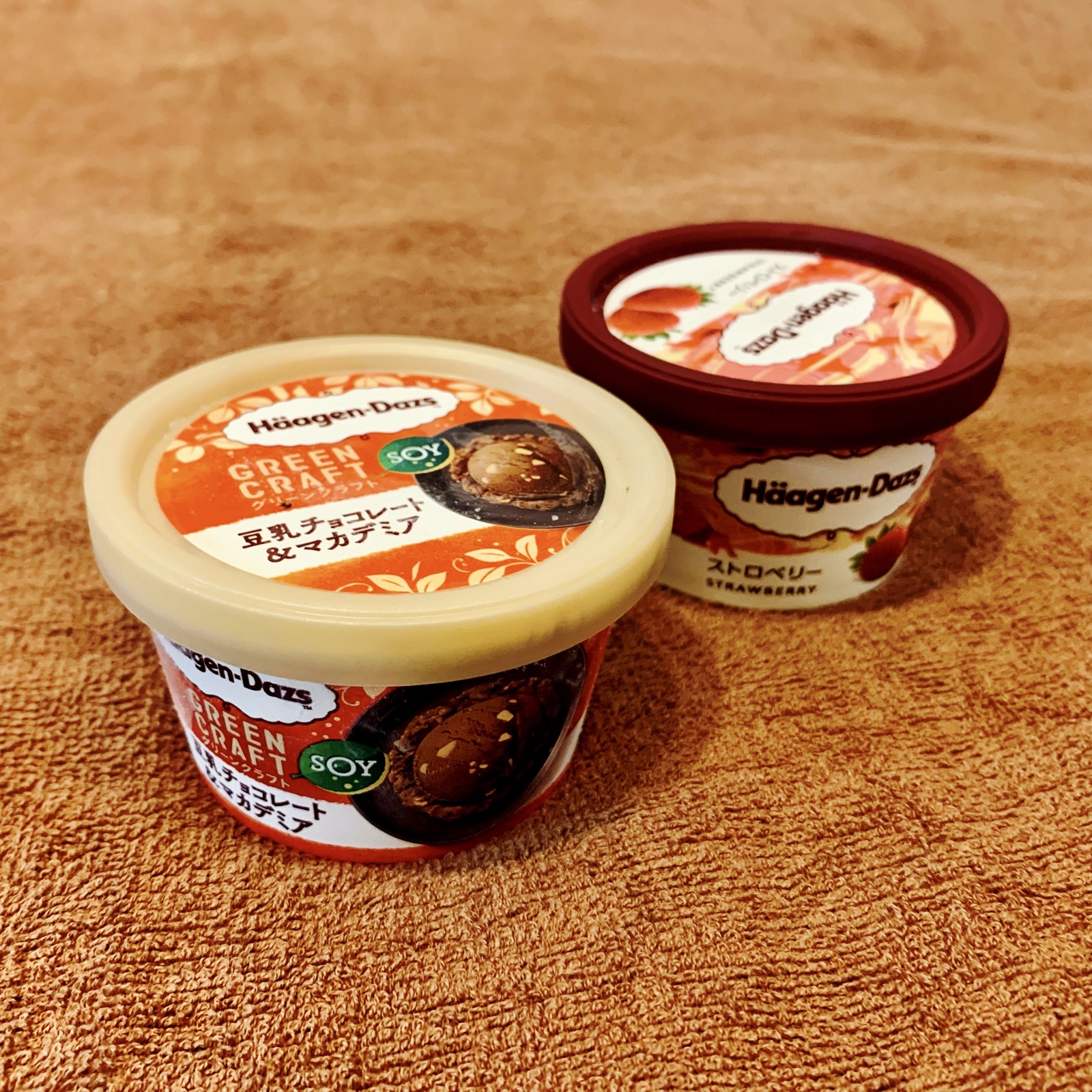 ムーンテッド(MoonTed)の日記より、ハーゲンダッツのミニカップ2つ。GREEN CRAFTの豆乳チョコレート&マカデミアと、ストロベリー