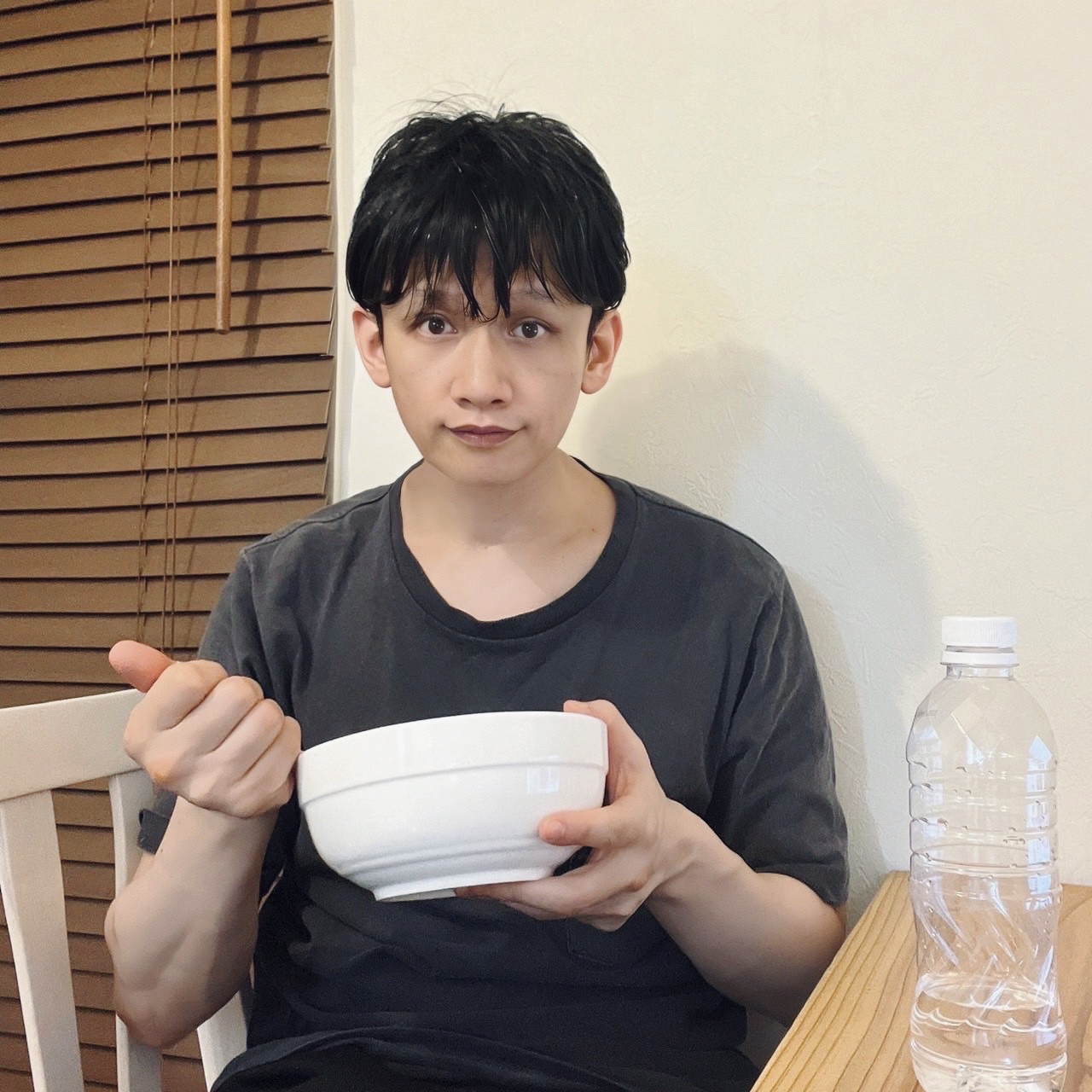 ムーンテッド(MoonTed)の日記より、白いお椀とスプーンを手に座るムーンテッド(MoonTed)のセラピストAKI。そばにペットボトルの水