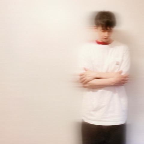 ムーンテッド（MoonTed）の日記より、ぶれた残像のように写る、腕を組んでうつむくムーンテッド（MoonTed）のセラピストAKI