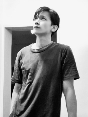 ムーンテッド（MoonTed）の日記より、斜め上を見上げるムーンテッド（MoonTed）のセラピストAKI。モノクロ写真