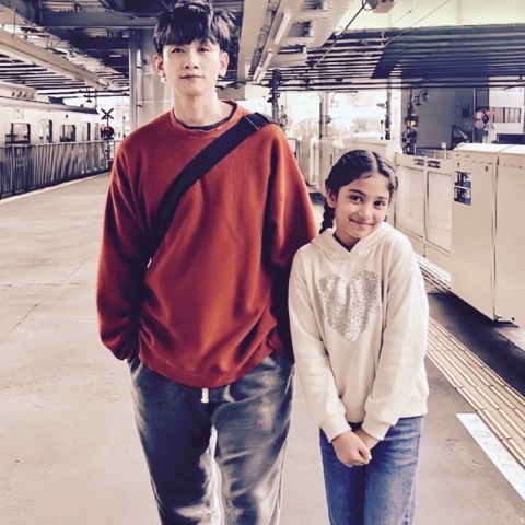 MoonTed Diary: Therapist AKI with a girl from an Indian family on the platform of Yoyogi-Hachiman Station on the Odakyu Line
