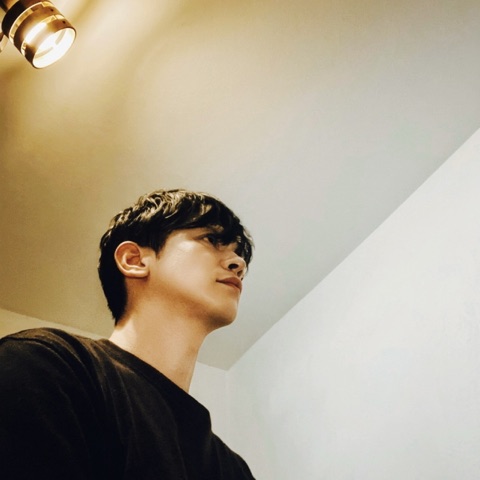 MoonTed Diary: Therapist AKI looking up under ceiling spotlights