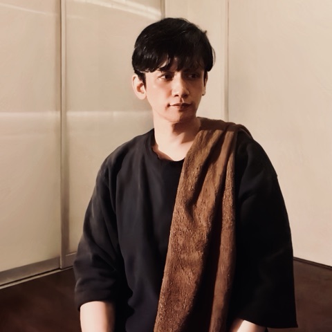 ムーンテッド（MoonTed）の日記より、黒いTシャツの肩に茶色のタオルをかけ、斜め前を見るムーンテッド（MoonTed）のセラピストAKI