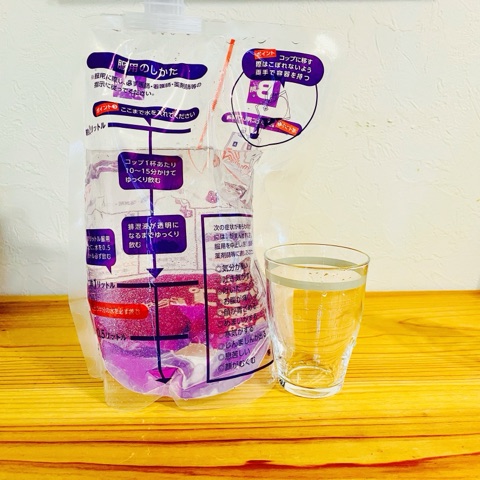 ムーンテッド（MoonTed）の日記より、大腸内視鏡の検査前に飲む下剤のパックと、グラス