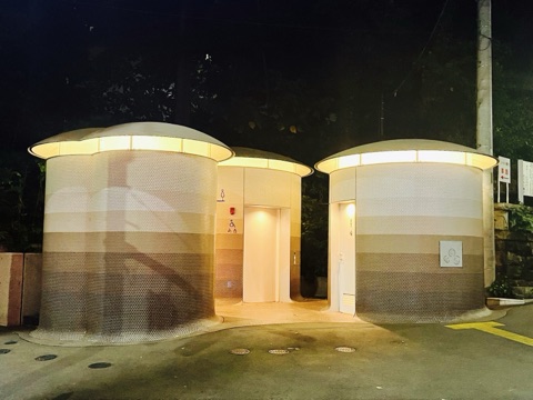 ムーンテッド（MoonTed）の日記より、夜の代々木八幡公衆トイレ。伊東豊雄さん設計の、キノコのような丸い3つの建物