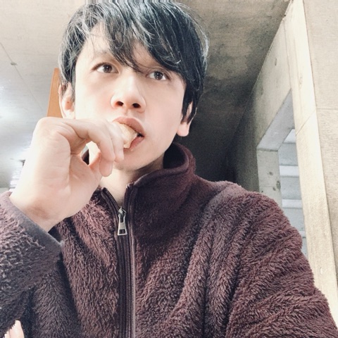 ムーンテッド（MoonTed）の日記より、紫のフリースジャケット姿で、何かを口にするムーンテッド（MoonTed）のセラピストAKI